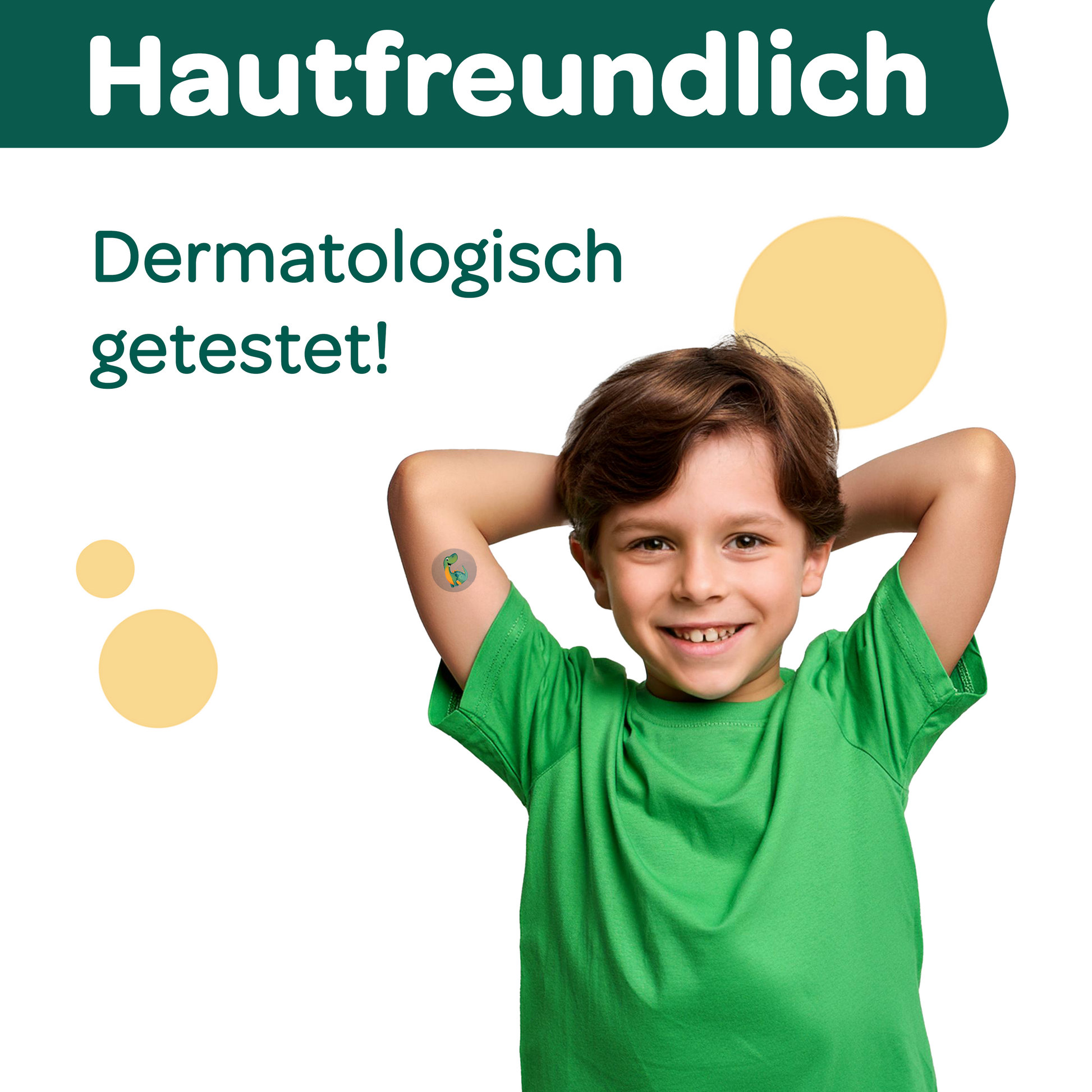 Kind mit Insektenstich-Pflaster auf dem Arm als Symbol für hautfreundliche und dermatologisch getestete Recotin Pflegeprodukte